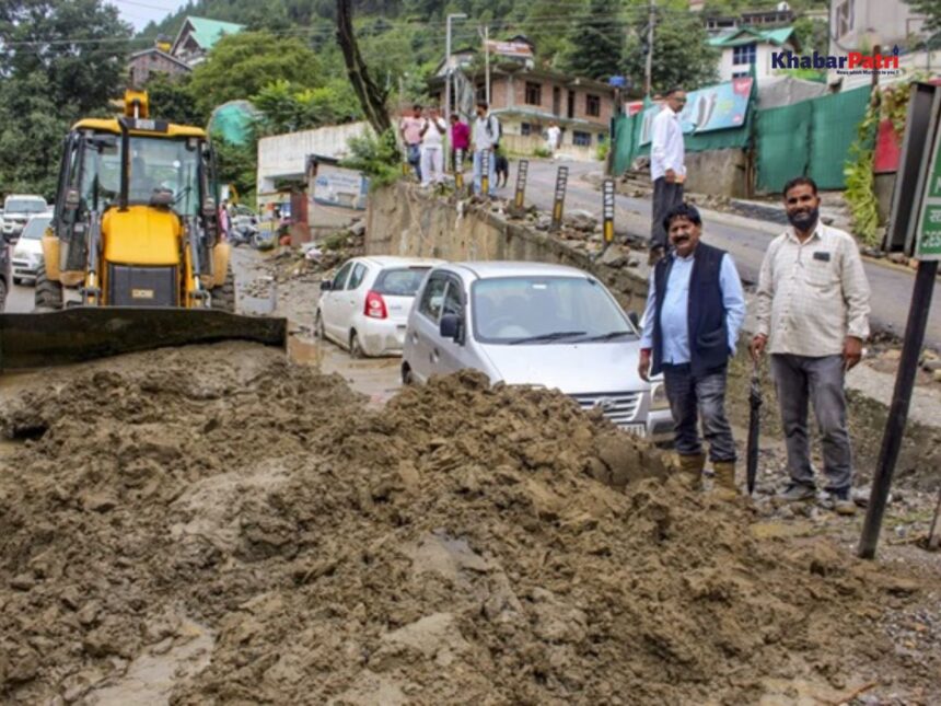 હિમાચલ પ્રદેશમાં IMDનું રેડ એલર્ટ: ભારે વરસાદના કારણે 8 જિલ્લામાં શાળાઓ બંધ, 685 રસ્તા બંધ 1 Rain
