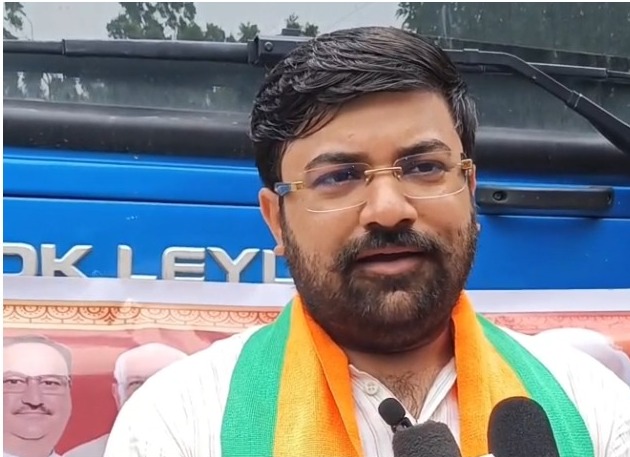 અમરાઇવાડી વિધાનસભાના ભાજપ કાર્યકર્તા તેજેન્દ્ર જુંગીભાઈ ચૌહાને પીએમ મોદીનો રોડ શૉ માટે કરી ખાસ વ્યવસ્થા 1 WhatsApp Image 2025 08 28 at 6.35.24 PM