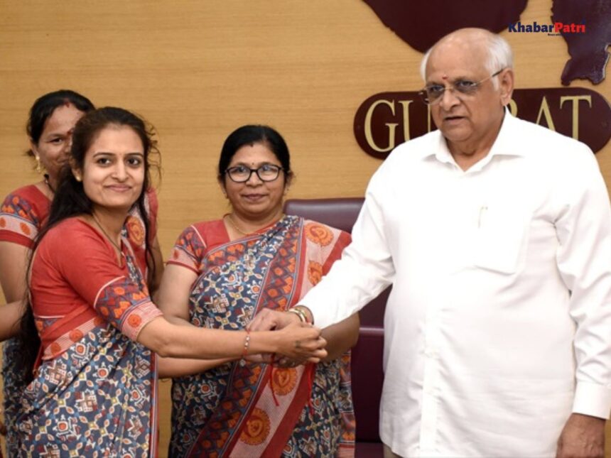 એક રાખી દેશ કે જવાનો કે નામ, આંગણવાડીની બહેનોએ સાડા ત્રણ લાખથી વધુ રાખડીઓ જવાનો માટે મોકલી 1 rakhi