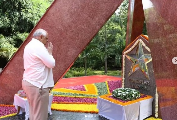 મુખ્યમંત્રીએ ગાંધીનગરમાં રાજ્યના પ્રથમ “વનપાલ સ્મારક” ખાતે વન શહીદોને આદરાંજલિ પાઠવી 1 WhatsApp Image 2025 09 11 at 1.59.04 PM