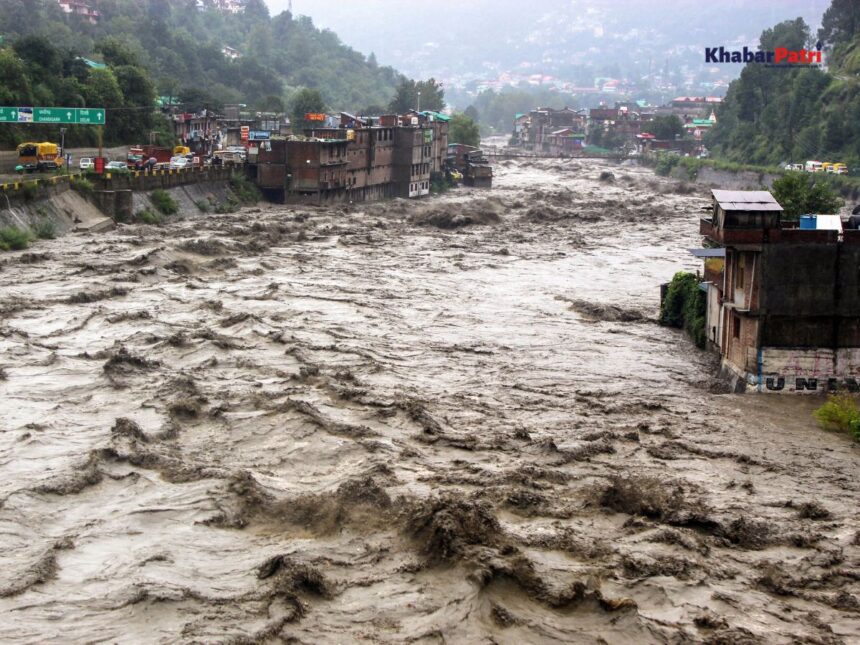 હિમાચલ પ્રદેશમાં ચોમાસાનો પ્રકોપ: ૩૨૦ લોકોના મોત, ૮૧૯ રસ્તાઓ બંધ, આવશ્યક સેવાઓ ખોરવાઈ 1 flood