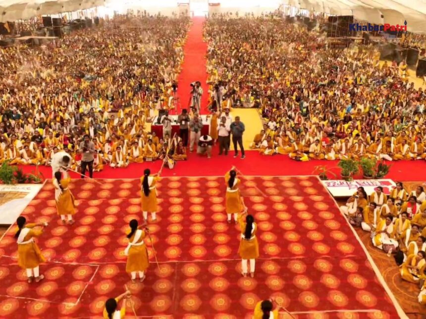 ઈતિહાસ રચાયો : ભુજમાં 11 હજાર દીકરીઓએ સ્વરક્ષાના સંકલ્પ લઈ ગીતાનું પઠન કર્યું 1 kutch