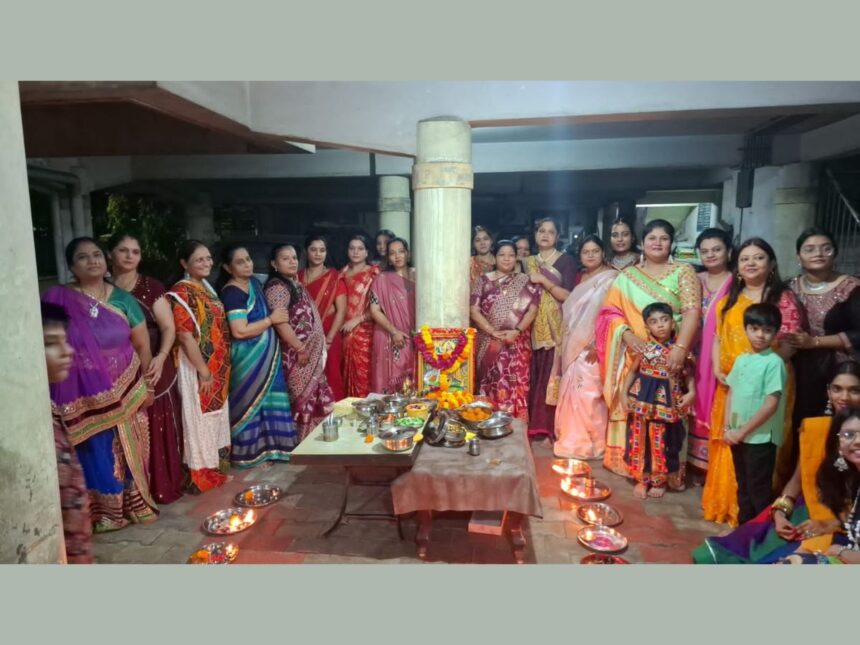 મણિનગરમાં આવેલ વ્રજ દીપ એપાર્ટમેન્ટમાં સોસાયટીના રહીશો દ્વારા નવરાત્રીની ભવ્ય ઉજવણી 1 amd 1