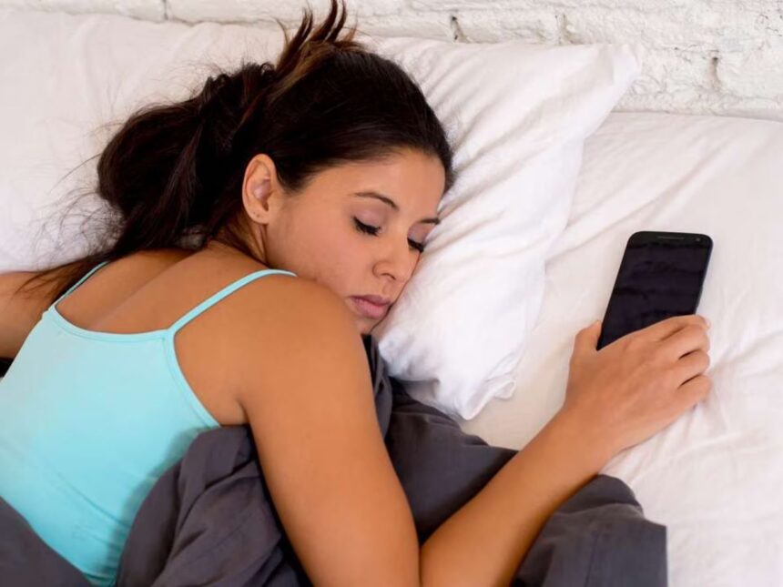 સૂતી વખતે ફોન નજીક રાખવું કેટલું ખતરનાક? WHOના અભ્યાસમાં થયો ચોંકાવનારો ખુલાસો 1 phone