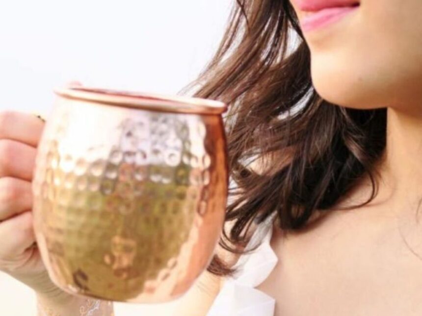 સવાર સવારમાં તાંબના વાસણમાં રાખેલું પાણી પીવાથી થાય છે ચમત્કારી લાભ, અમૃતથી ઓછું નથી 'તામ્ર જળ' 1 water in copper vessel