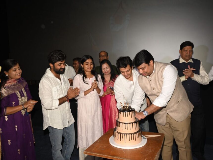 ગુજરાત લોક સેવા ટ્રસ્ટના ટ્રસ્ટીના જન્મદિવસ નિમિત્તે માનવ સેવા કાર્યક્રમનું આયોજન કરાયું, જરૂરિયાતમંદ લોકો સાથે “લાલો – કૃષ્ણ સદા સહાય” નિહાળી 1 birthday