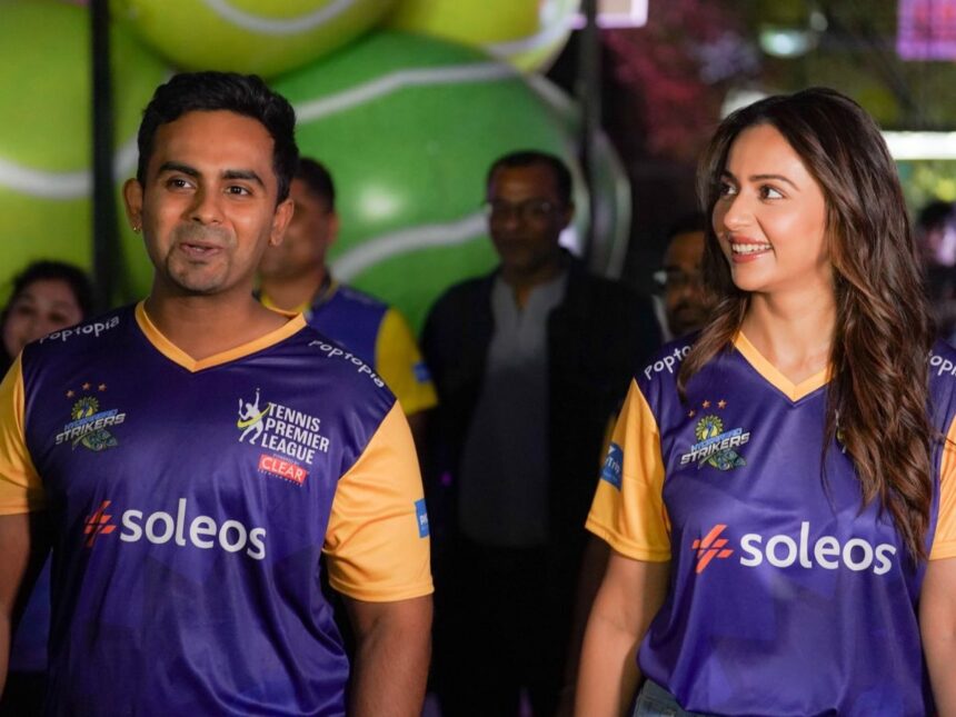 ટેનિસ પ્રીમિયર લીગમાં હૈદરાબાદ સ્ટ્રાઇકર્સને સપોર્ટ કરતી જોવા મળી અભિનેત્રી રકુલ પ્રીત 1 rakul prit