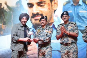 લોંગેવાલામાં બોર્ડર 2નું 'ઘર કબ આઓગે' ગીત લોન્ચ, દેશના જવાનો પણ હાજર 7 WhatsApp Image 2026 01 03 at 12.59.29 PM