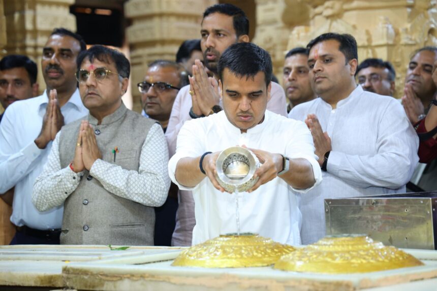 સોમનાથ મહાદેવના શરણે નાયબ મુખ્યમંત્રી હર્ષ સંઘવી, મહાદેવના કર્યા દર્શન 7 WhatsApp Image 2026 01 06 at 11.30.03 AM