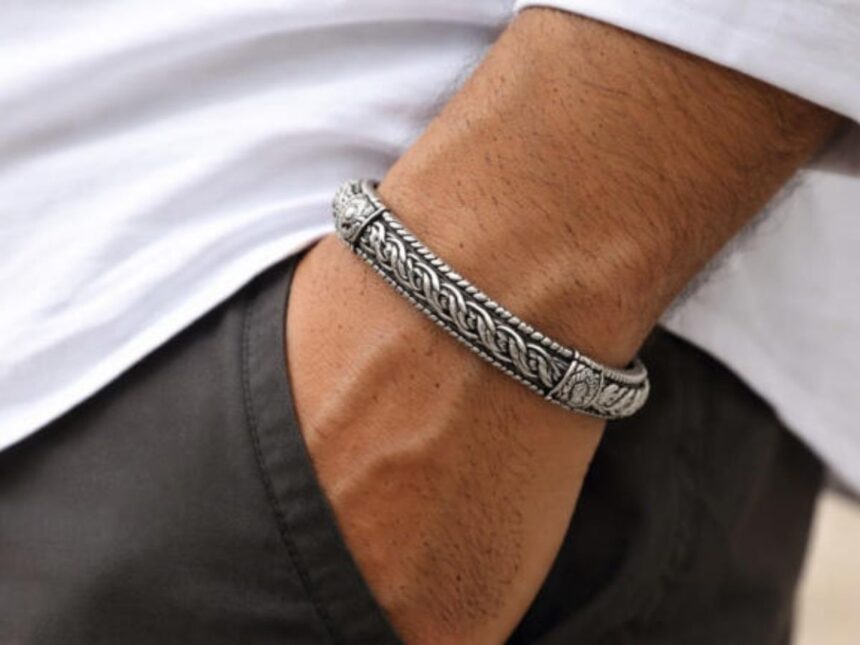 કયા રાશિના લોકોએ માટે ચાંદીનું કડું પહેરવું શુભ અને કોના માટે અશુભ? અહીં જાણી લો નિયમ 1 silver kada