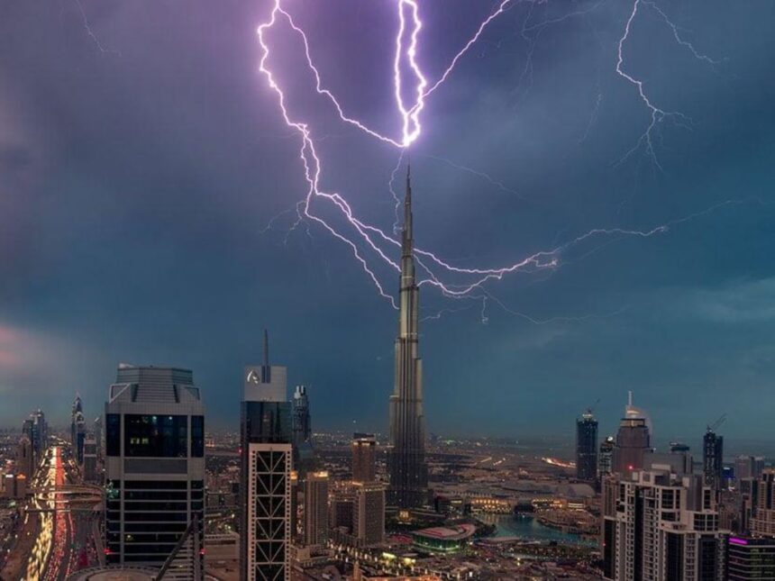 VIDEO: બુર્જ ખલીફા પર ત્રાટકી વીજળી, સોશિયલ મીડિયા પર વાયરલ થઈ રહ્યા છે ખૌફનાક દ્રશ્યો 1 burj khalifa