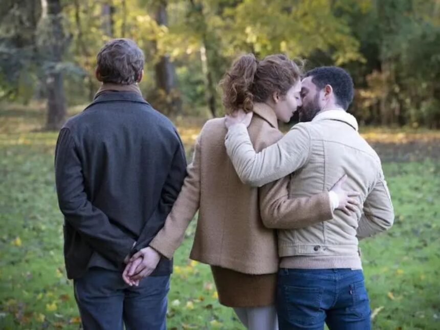 ગુજરાતમાં પતિ કમાવા આવ્યો, પાછળથી ઉત્તર પ્રદેશમાં પત્નીએ કરી નાખ્યો કાંડ, પતિના મિત્ર સાથે કરી લીધા લગ્ન 1 love affair 1